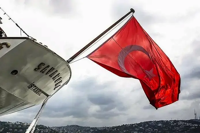 Teknelerde Ulusal Bayrak